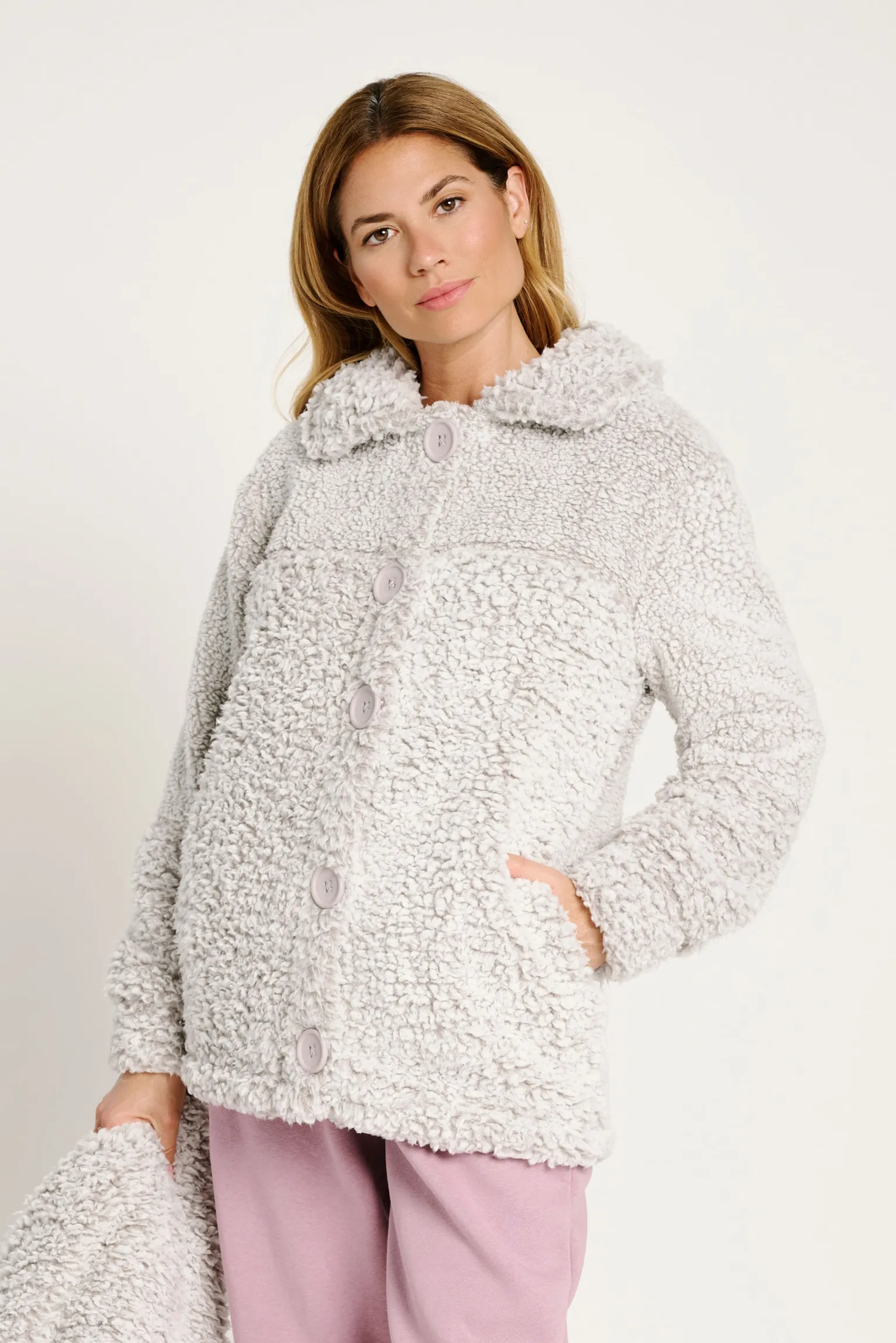 Bata corta mujer borreguito | MUYDEMI<Ysabel Mora Online