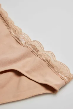 Braga lencera<Ysabel Mora