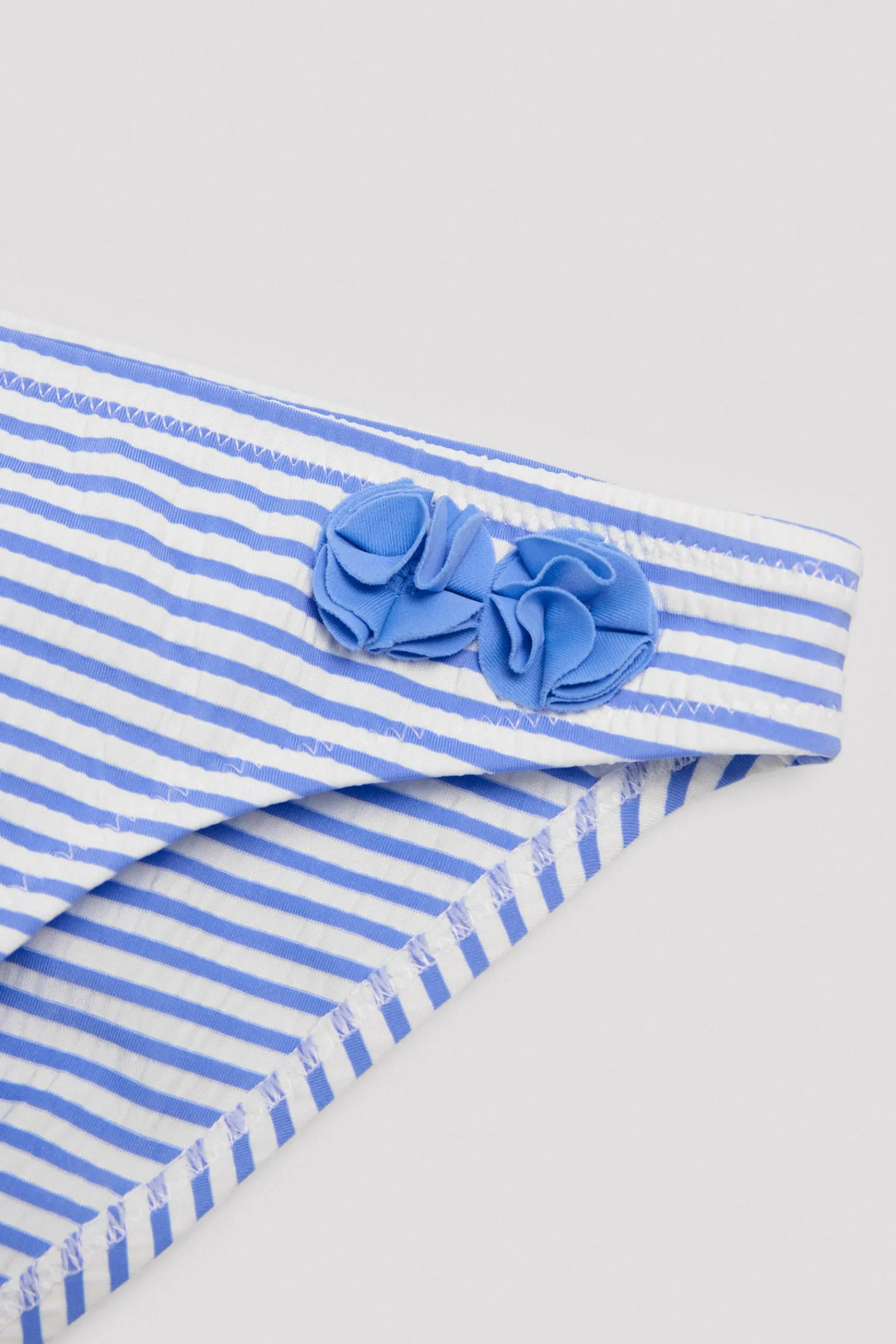 Culetín niña estampado rayas azules con textura detalle flores<Ysabel Mora