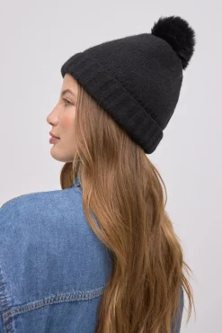 Gorro con pompón<Ysabel Mora