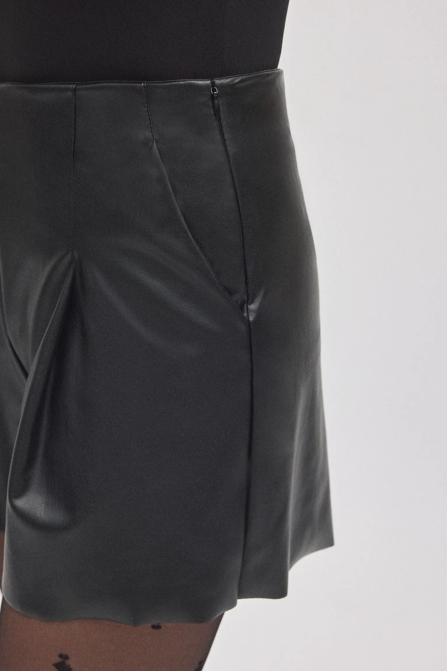 Shorts efecto piel negro<Ysabel Mora Sale